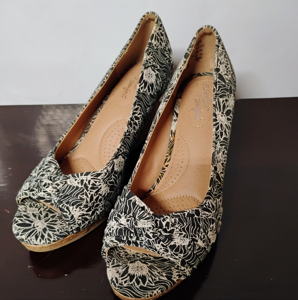 Dex Flex Comfortable Blk/ Wht with Cork Heels